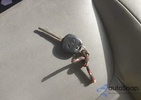 2010 Toyota Sienna Ce/Le z USA, uszkodzony, nr VIN 5TDKK4CC4AS325832